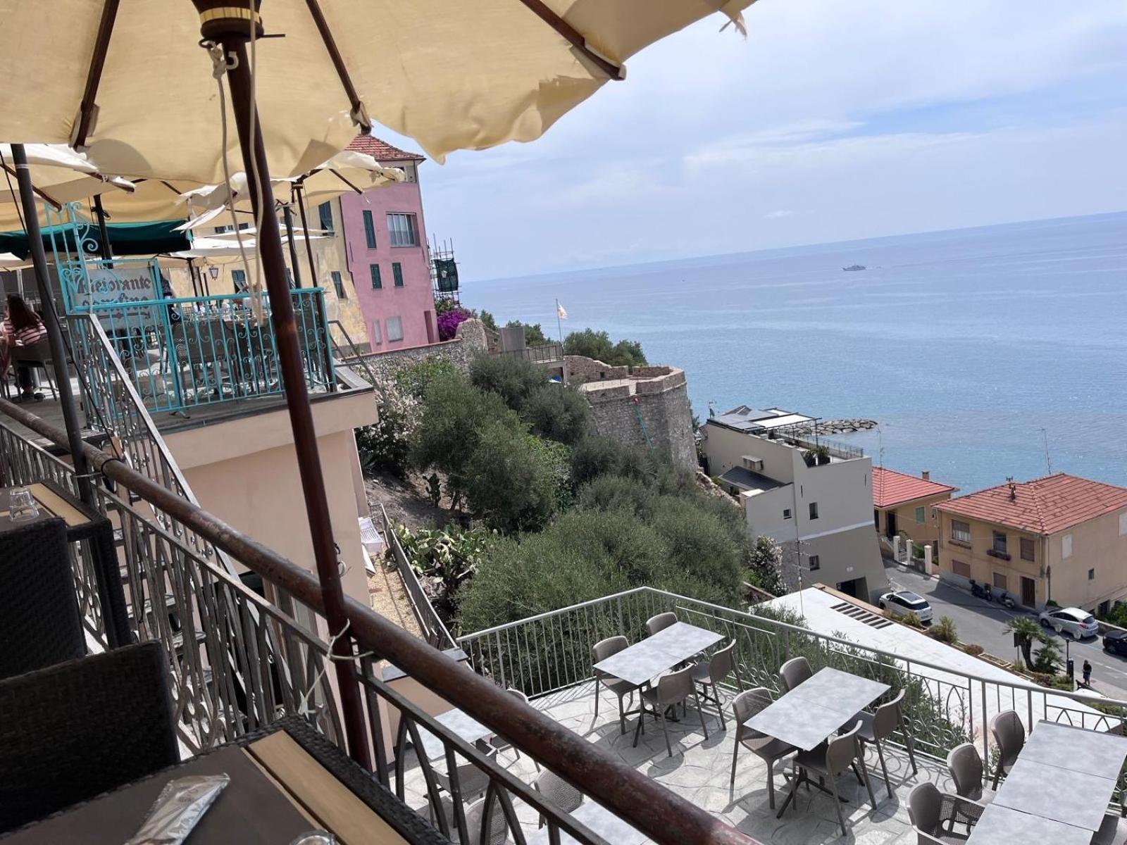 Bed and Breakfast La Finestra Sul Borgo Черво Экстерьер фото